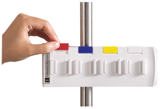 Il supporto TruClip si monta rapidamente su un&rsquo;ampia gamma di aste per fleboclisi e pu&ograve; sostenere fino a sette dispositivi Edwards per il monitoraggio della pressione